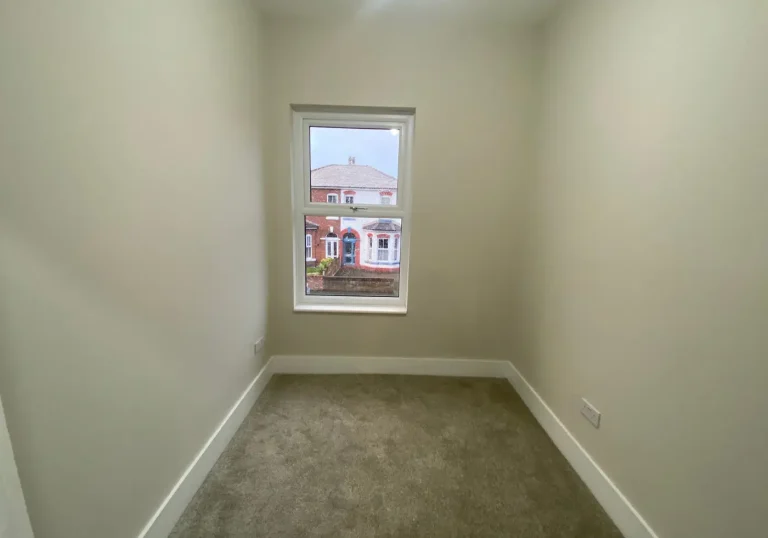 Before home staging small room with white walls